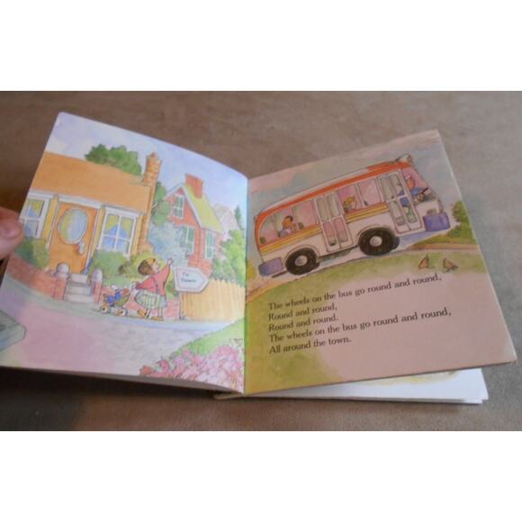 First Little Golden Book The Wheels on the Bus  by R.W. Alley 1992 - Picture 6 of 7